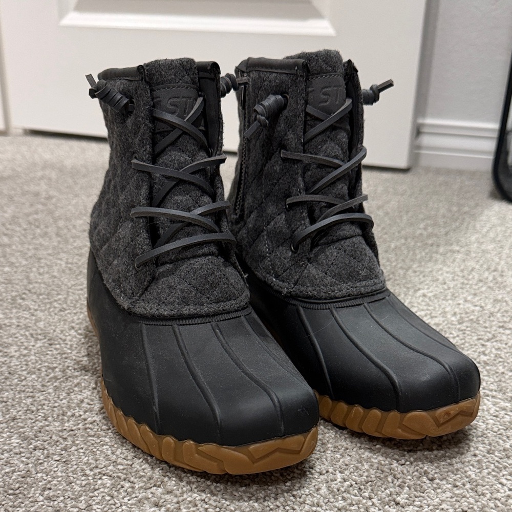 Women's Gray Winter Duck Boots with Rubber Sole Never Worn